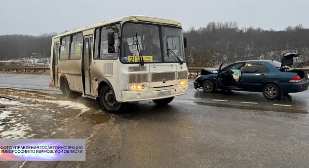 В Кинешемском районе от столкновения с автобусом пострадала пассажирка иномарки